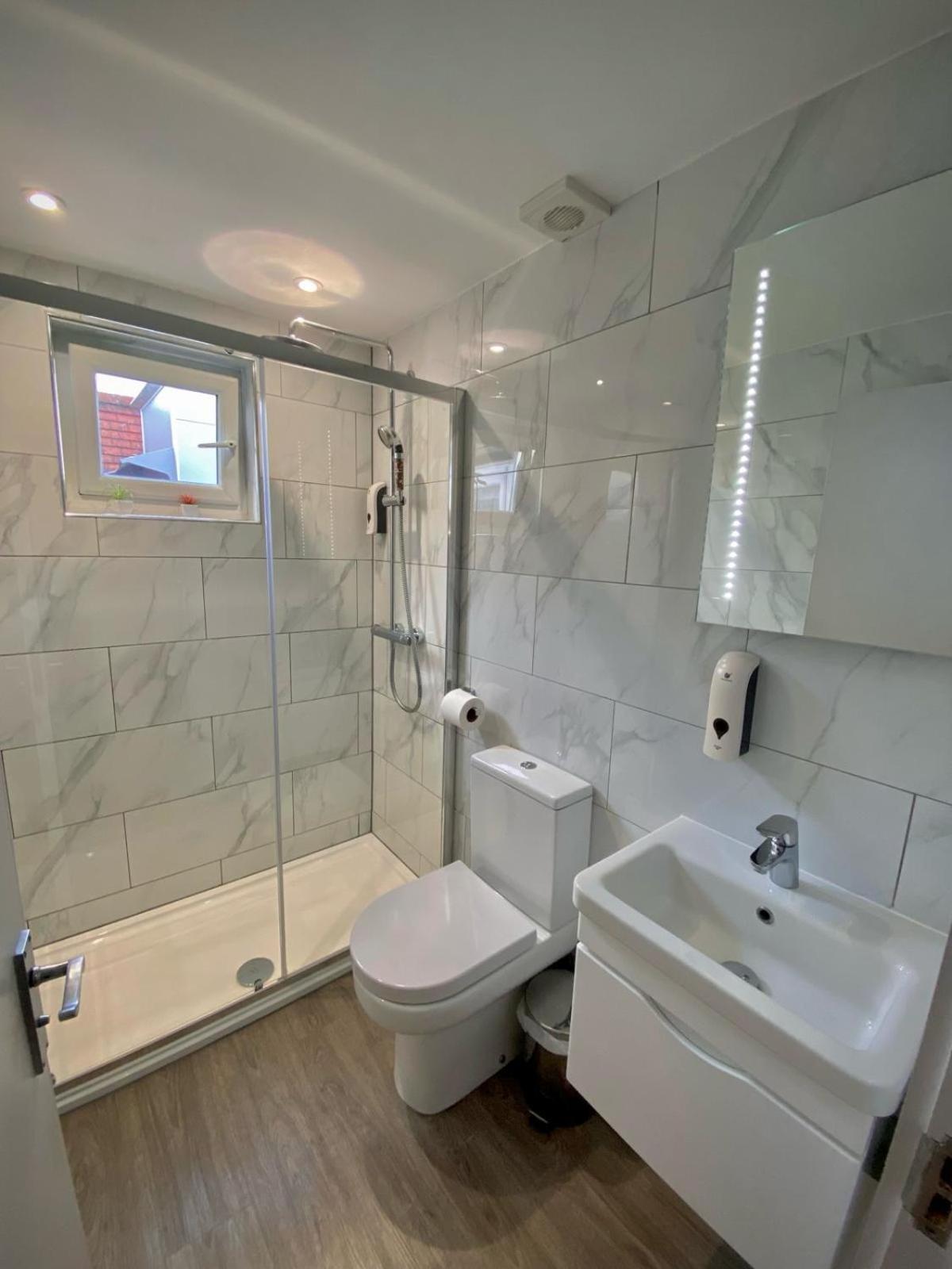 Holtwhites Hotel Enfield Extérieur photo